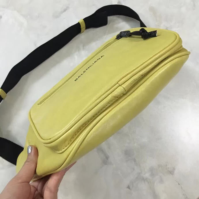 BALENCIAG巴黎世家 爆款 專櫃同步更新 斜挎胸包腰包 小牛皮材質 前面拉鏈口袋 簡約兩用包  BL1514